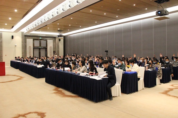 1604630364410946.jpg 全體會員代表對大會事項舉手表決.jpg